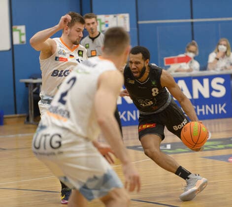Leon HOPPE 15 Eisbaeren Bremerhaven , Joshua David BROWN 2 Eisbaeren Bremerhaven , Kyle Mitchel LEUFROY 8 VfL Kirchheim Knights Eisbären Bremerhaven vs VfL Kirchheim Knights, Basketball, 2 Bundesliga ProA, 29 04 2021, 5 Matchday of the playoffs, season 2020 2021 Copyright xErikxHillmer EIBNERx EP ehr Eisbären Bremerhaven vs VfL Kirchheim Knights, Basketball, 2 Bundesliga ProA, 29 04 2021, 5 Matchday of the playoffs, season 2020 2021 Bremerhaven Copyright: xErikxHillmer EIBNERx EP_ehr