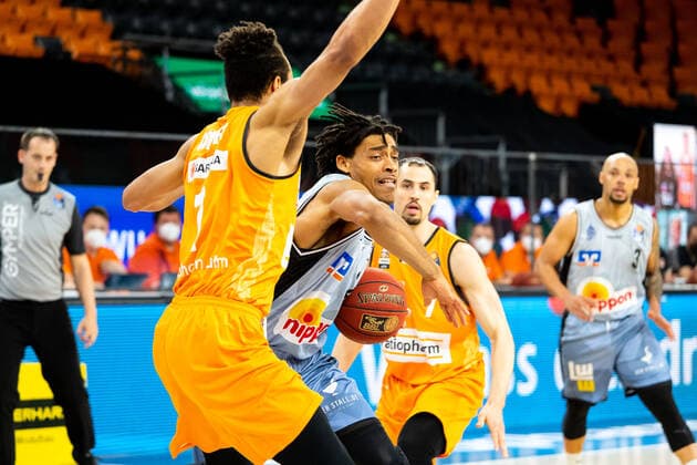 JEREMY JONES Hakro Merlins Crailsheim 24 shuts down John Petrucelli Ratiopharm Ulm 07 GER, Ratiopharm Ulm vs Hakro Merlins Crailsheim, easycredit 1 Bundesliga Basketball, 31 match day, season 2020 21, 29 04 2021 Ratiopharm Ulm vs Hakro Merlins Crailsheim, 1 Basketball Bundesliga Neu Ulm Copyright: xEibner-Pressefoto RogerxBuerkex EP_EER
