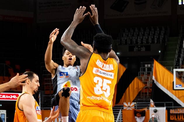 TRAE BELL HAYNES Hakro Merlins Crailsheim 02 is blocked by Aric Holman Ratiopharm Ulm 35 GER, Ratiopharm Ulm vs Hakro Merlins Crailsheim, easycredit 1 Bundesliga Basketball, 31 Matchday, Season 2020 21, 29 04 2021 Ratiopharm Ulm vs Hakro Merlins Crailsheim, 1 Basketball Bundesliga Neu Ulm Copyright: xEibner-Pressefoto RogerxBuerkex EP_EER