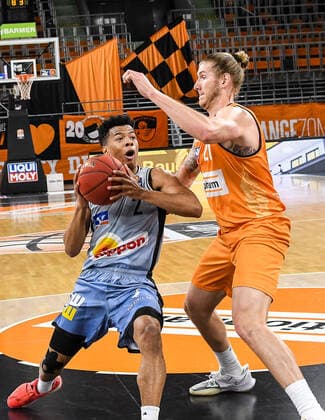 GER, BBL, ratiopharm ulm vs HAKRO Merlins Crailsheim 29 04 2021, ratiopharm arena, Neu Ulm, GER, BBL, ratiopharm ulm vs HAKRO Merlins Crailsheim, in picture Trae Bell Haynes Crailsheim, 2 tries to assert himself against Dylan Osetkowski Ulm, 21 nordphotoxGmbHx xHafner nph00200