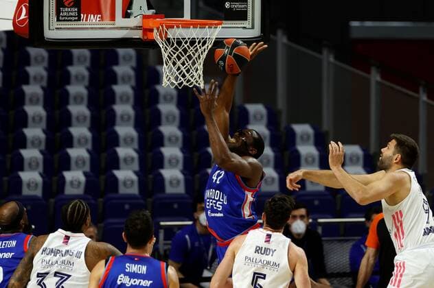 Real Madrid s Felipe Reyes (R) in action against Anadolu EFES Bryant Dunston (C) during the Euroleague playoff basketball match between Real Madrid and Anadolu EFES held at WiZink Center in Madrid, central Spain, 29 April 2021. Real Madrid vs Anadolu EFES !ACHTUNG: NUR REDAKTIONELLE NUTZUNG!  Copyright: xMariscalx GRAF5067 20210429-637553285059170785