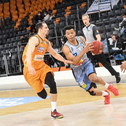 GER, BBL, ratiopharm ulm vs HAKRO Merlins Crailsheim 29 04 2021, ratiopharm arena, Neu Ulm, GER, BBL, ratiopharm ulm vs HAKRO Merlins Crailsheim, in the picture Trae Bell Haynes Crailsheim, 2 tries to assert himself against John Petrucelli Ulm, 7 nordphotoxGmbHx xHafner nph00200