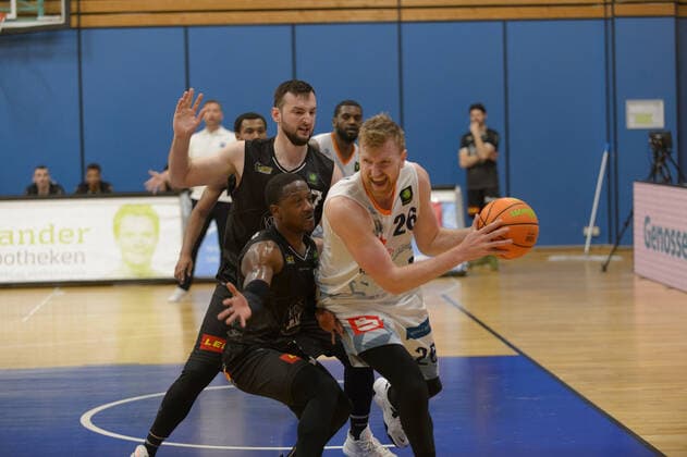 Maximilian Ellis UGRAI 26 Eisbaeren Bremerhaven sets against Andreas KRONHARDT 47 VfL Kirchheim Knights , Richard WILLIAMS 3 VfL Kirchheim Knights Eisbären Bremerhaven vs VfL Kirchheim Knights, Basketball, 2 Bundesliga ProA, 29 04 2021, 5 match day of playoffs, 2020 2021 season Copyright xErikxHillmer EIBNERx EP ehr Eisbären Bremerhaven vs VfL Kirchheim Knights, Basketball, 2 Bundesliga ProA, 29 04 2021, 5 match day of playoffs, 2020 2021 season Bremerhaven Copyright: xErikxHillmer EIBNERx EP_ehr