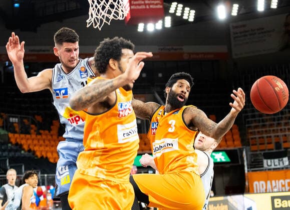 Trey Landers Ratiopharm Ulm 03 , BOGDAN RADOSAVLJEVIC Hakro Merlins Crailsheim 15 , Troy Caupain Ratiopharm Ulm 23 fighting for the ball GER, Ratiopharm Ulm vs Hakro Merlins Crailsheim, easycredit 1 Bundesliga Basketball, 31 Matchday, Season 2020 21, 29 04 2021 Ratiopharm Ulm vs Hakro Merlins Crailsheim, 1 Basketball Bundesliga New Ulm. Copyright: xEibner-Pressefoto RogerxBuerkex EP_EER