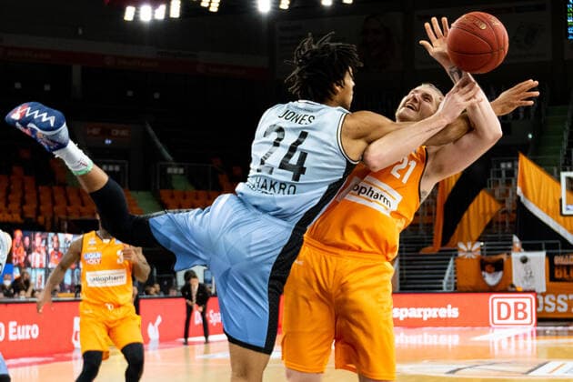 Foul by JEREMY JONES Hakro Merlins Crailsheim 24 to Dylan Osetkowski Ratiopharm Ulm 21 GER, Ratiopharm Ulm vs Hakro Merlins Crailsheim, easycredit 1 Bundesliga Basketball, 31 Matchday, Season 2020 21, 29 04 2021 Ratiopharm Ulm vs Hakro Merlins Crailsheim, 1 Basketball Bundesliga Neu Ulm Copyright: xEibner-Pressefoto RogerxBuerkex EP_EER