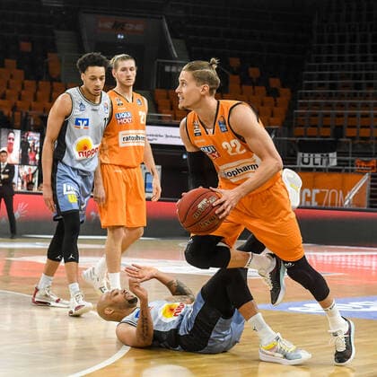 GER, BBL, ratiopharm ulm vs HAKRO Merlins Crailsheim 29 04 2021, ratiopharm arena, Neu Ulm, GER, BBL, ratiopharm ulm vs HAKRO Merlins Crailsheim, in the picture Maurice Stuckey Crailsheim, 3 fouls Thomas Klepeisz Ulm, 22 and falls down himself, in the background Jamuni McNeace Crailsheim, 17 and Dylan Osetkowski Ulm, 21 nordphotoxGmbHx xHafner nph00200