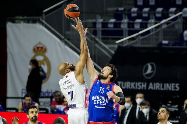 April 29, 2021, MADRID, MADRID, SPAIN: Alex Tyus of Real Madrid and Sertac Sanli of Anadolu Efes in action during the 2020 2021 Turkish Airlines Euroleague Play Off Game 4 between Real Madrid and Anadolu Efes Istanbul at WiZink Center on April 29, 2021 in Madrid, Spain. MADRID SPAIN - ZUMAa181 20210429_zaa_a181_266 Copyright: xIrinaxR.xHipolitox
