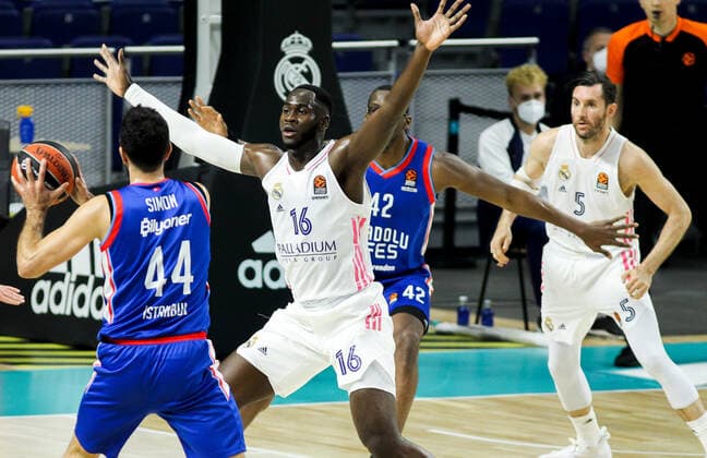 April 29, 2021, MADRID, MADRID, SPAIN: Simon Krunoslav of Anadolu Efes and Usman Garuba of Real Madrid in action during the 2020 2021 Turkish Airlines Euroleague Play Off Game 4 between Real Madrid and Anadolu Efes Istanbul at WiZink Center on April 29, 2021 in Madrid, Spain. MADRID SPAIN - ZUMAa181 20210429_zaa_a181_278 Copyright: xIrinaxR.xHipolitox