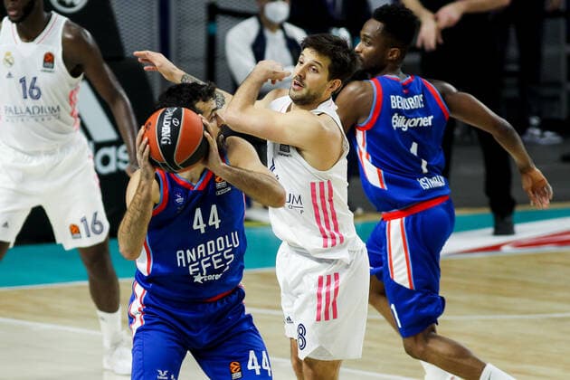 April 29, 2021, MADRID, MADRID, SPAIN: Simon Krunoslav of Anadolu Efes and Nicolas Laprovittola of Real Madrid in action during the 2020 2021 Turkish Airlines Euroleague Play Off Game 4 between Real Madrid and Anadolu Efes Istanbul at WiZink Center on April 29, 2021 in Madrid, Spain. MADRID SPAIN - ZUMAa181 20210429_zaa_a181_290 Copyright: xIrinaxR.xHipolitox