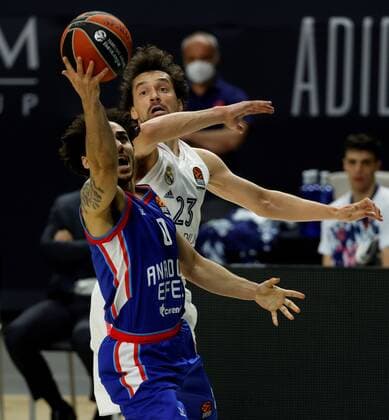 Real Madrid s Sergio Llull (R) in action against Anadolu Efes Shane Larkin (L) during the Euroleague playoff basketball match between Real Madrid and Anadolu EFES held at WiZink Center in Madrid, central Spain, 29 April 2021. Real Madrid vs Anadolu EFES !ACHTUNG: NUR REDAKTIONELLE NUTZUNG!  Copyright: xMariscalx GRAF5120 20210429-637553331096557736