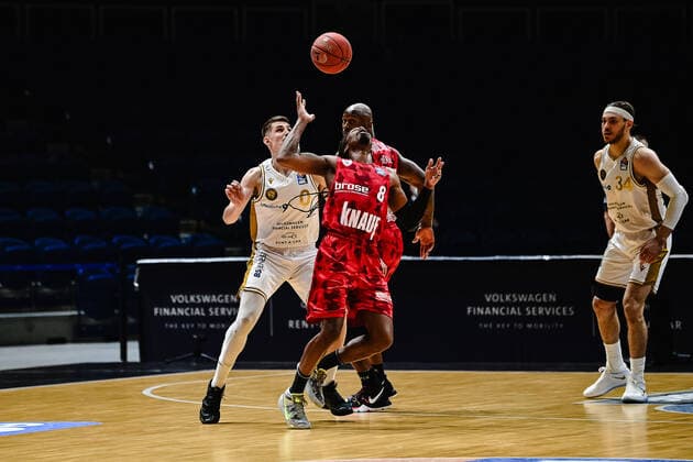 Basketball Men easyCredit BBL 31 Matchday Basketball Lions Braunschweig s Oliver Würzburg on 28 04 2021 in the Volkswagen Hall in Braunschweig from left Lukas Wank Basketball Loewen Braunschweig , Murphy Holloway s Oliver Wuerzburg and Robert Lowery s Oliver Wuerzburg xMNx