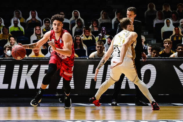 Basketball Men easyCredit BBL 31 Matchday Basketball Lions Braunschweig s Oliver Würzburg on 28 04 2021 in the Volkswagen Hall in Braunschweig v li Joshua Obiesie s Oliver Wuerzburg and Simon Roosch Basketball Loewen Braunschweig xMNx