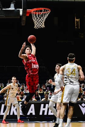 Basketball Men easyCredit BBL 31 Matchday Basketball Lions Braunschweig s Oliver Würzburg on 28 04 2021 in the Volkswagen Hall in Braunschweig from left Joshua Obiesie s Oliver Wuerzburg , Simon Roosch Basketball Loewen Braunschweig and Gavin Schilling Basketball Loewen Braunschweig xMNx