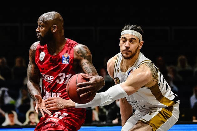 Basketball Men easyCredit BBL 31 Matchday Basketball Lions Braunschweig s Oliver Würzburg on 28 04 2021 in the Volkswagen Hall in Braunschweig v li Murphy Holloway s Oliver Wuerzburg and Gavin Schilling Basketball Loewen Braunschweig xMNx