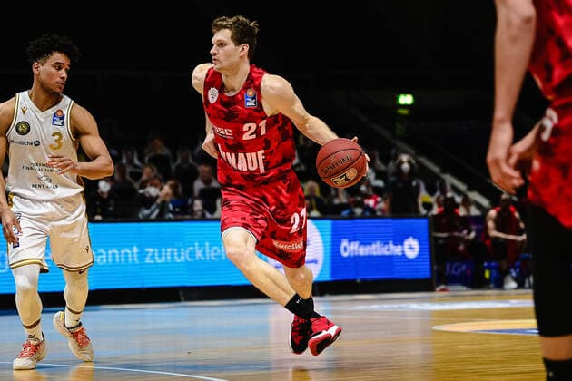 Basketball Men easyCredit BBL 31 Matchday Basketball Lions Braunschweig s Oliver Würzburg on 28 04 2021 in the Volkswagen Hall in Braunschweig v li Garai Zeeb Basketball Loewen Braunschweig and Florian Koch s Oliver Wuerzburg xMNx