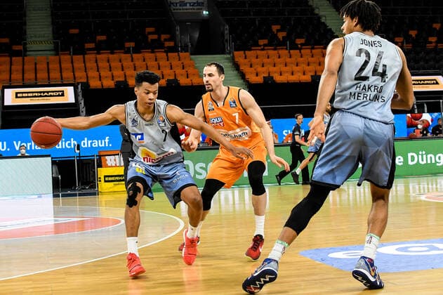 GER, BBL, ratiopharm ulm vs HAKRO Merlins Crailsheim 29 04 2021, ratiopharm arena, Neu Ulm, GER, BBL, ratiopharm ulm vs HAKRO Merlins Crailsheim, pictured John Petrucelli Ulm, 7 interferes with the build up of play by Trae Bell Haynes Crailsheim, 2 , Jeremy Jones Crailsheim, 24 nordphotoxGmbHx xHafner nph00200