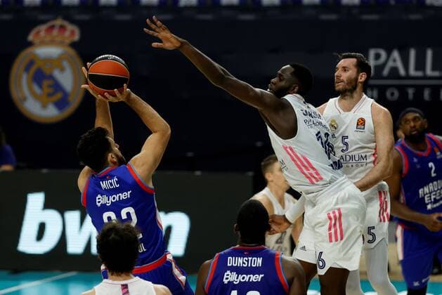 Anadolou Efes guard Vasilije Micic (L) prepares to shoot against Usman Garuba (C) of Real Madrid during the Euroleague playoff basketball match between Real Madrid and Anadolu EFES held at WiZink Center in Madrid, central Spain, 29 April 2021. Real Madrid vs Anadolu EFES !ACHTUNG: NUR REDAKTIONELLE NUTZUNG!  Copyright: xMariscalx GRAF5134 20210429-637553350514925655