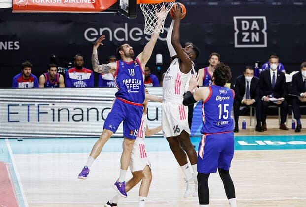 Cuarto partido de cuartos de final de Euroliga entre el Real Madrid y el Anadolu Efes. En la imagen, Moeman y Garuba. Europaleague quarterfinals fourth round match between Real Madrid and Anadolu Efes. In this picture, Moeman and Garuba. 