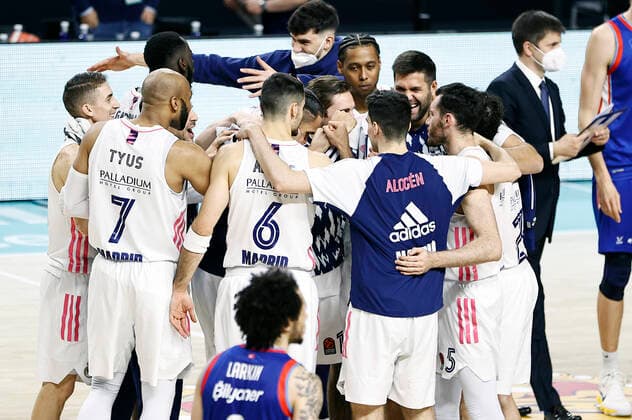 Cuarto partido de cuartos de final de Euroliga entre el Real Madrid y el Anadolu Efes. En la imagen, alegria de los jugadores del Real Madrid. Europaleague quarterfinals fourth round match between Real Madrid and Anadolu Efes. In this picture, Real Madrid players celebration. 
