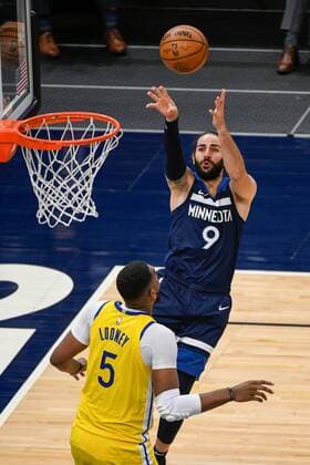 Minneapolis (United States), 29 04 2021.- Minnesota Timberwolves guard Ricky Rubio (9) takes a shot over Golden State Warriors center Kevon Looney during the first half of the NBA, Basketball Herren, USA basketball game between the Golden State Warriors and the Minnesota Timberwolves at Target Center in Minneapolis, Minnesota, USA, 29 April 2021. USA NBA Basketball: Golden State Warriors at Minnesota Timberwolves !ACHTUNG: NUR REDAKTIONELLE NUTZUNG!  Copyright: xCRAIGxLASSIGx AME3894 20210430-637553496989679702