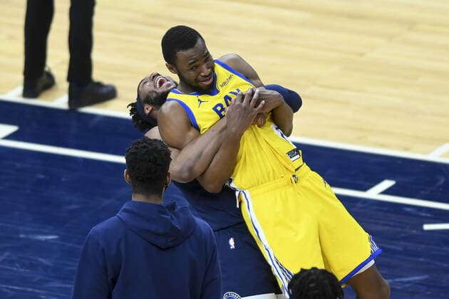 Sport Bilder des Tages April 29, 2021, Minneapolis, Minnesota, USA: Minnesota Timberwolves forward Josh Okogie (20) gives an unexpected lift to former teammate Golden State Warriors forward Andrew Wiggins (22) after Thursday night s game April 29, 2021 at Target Center in Minneapolis, Minnesota. Minneapolis USA - ZUMAm67_ 0117019939st Copyright: xAaronxLavinskyx