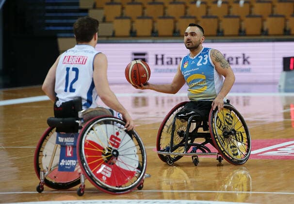 30 04 2021, xovx, Wheelchair Basketball Champions Cup 2021, RSB Thuringia Bulls Baskets 96 Rahden v l Jens Albrecht RSB Thuringia Bulls , Mustafa Korkmaz Baskets 96 Rahden Wetzlar Rittal Arena Hesse Germany EN