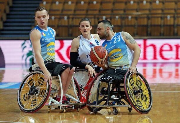 30 04 2021, xovx, Wheelchair Basketball Champions Cup 2021, RSB Thuringia Bulls Baskets 96 Rahden v l Quinten Zantinge Baskets 96 Rahden , Jitske Visser RSB Thuringia Bulls , Mustafa Korkmaz Baskets 96 Rahden Wetzlar Rittal Arena Hessen Germany EN