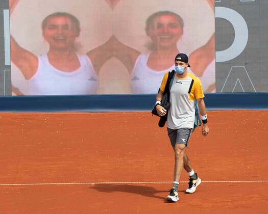 Jan Lennard Struff GER enters Centre Court wearing Corona Mask Tennis BMW Open 2021 ATP MTTC Iphitos Munich Germany 30 April 2021 Copyright: xJuergenxHasenkopfx