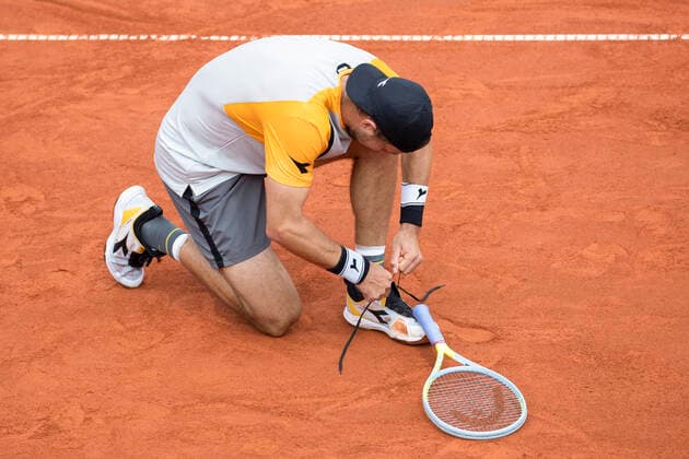 Jan Lennard Struff GER kneels on the court and adjusts his shoes Tennis BMW Open 2021 ATP MTTC Iphitos Munich Germany 30 April 2021 Copyright: xJuergenxHasenkopfx