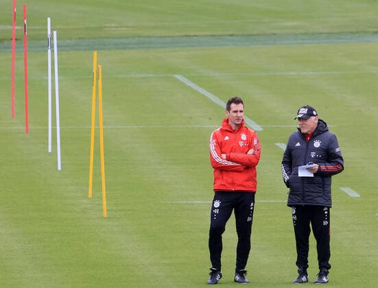 29 04 2021, FC Bayern Training, Football, Sport Muenchen , in picture Miroslav Klose FCB and Hermann Gerland FCB