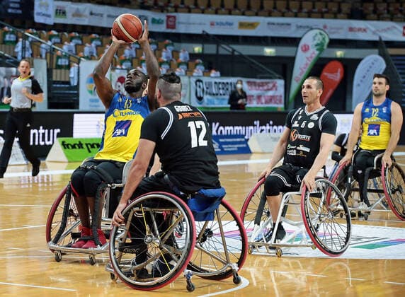 30 04 2021, xovx, Wheelchair Basketball Champions Cup 2021, CD Ilunion Madrid GSD Porto Torres v l Amadu Diallo CD Ilunion Madrid , Cristian Gomez GSD Porto Torres , Giovanni Simula GSD Porto Torres , Bill Latham CD Ilunion Madrid Wetzlar Rittal Arena Hessen Germany EN