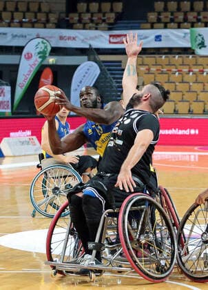 30.04.2021, xovx, Rollstuhlbasketball Champions Cup 2021, CD Ilunion Madrid - GSD Porto Torres v.l. Amadu Diallo (CD Ilunion Madrid), Cristian Gomez (GSD Porto Torres) Wetzlar Rittal-Arena Hessen Deutschland (DE)