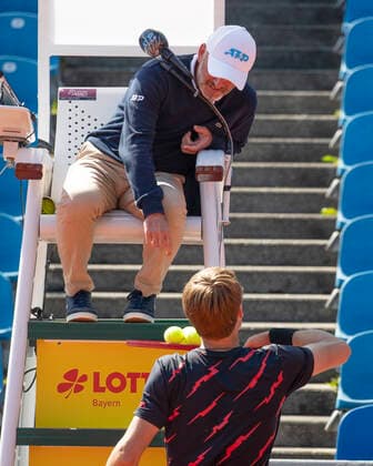 Ilya Ivashka BLR complains about the balls to referee, Umpire, Referee Fergus Murphy Copyright: xJuergenxHasenkopfx