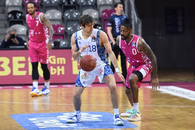 Basketball Men easyCredit BBL 31 Matchday Telekom Baskets Bonn Fraport Skyliners on 30 04 2021 at the Telekom Dome in Bonn Joe Rahon Frankfurt , front Alex Hamilton Bonn , rear xRx