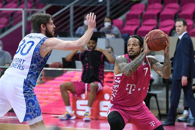 Basketball Men easyCredit BBL 31 Matchday Telekom Baskets Bonn Fraport Skyliners on 30 04 2021 at the Telekom Dome in Bonn Jon Axel Gudmundsson Frankfurt , left Chris Babb Bonn , right xRx