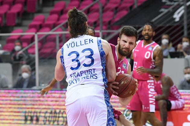 Basketball Men easyCredit BBL 31 Matchday Telekom Baskets Bonn Fraport Skyliners on 30 04 2021 at the Telekom Dome in Bonn Marco Völler Frankfurt , front Leon Kratzer Bonn , rear xRx