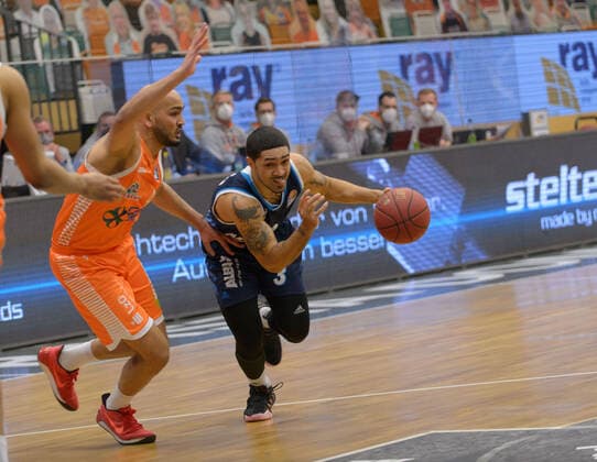 Peyton SIVA 3 Alba Berlin tries to pass Stefan PENO 4 Rasta Vechta Rasta Vechta vs Alba Berlin, Basketball, easyCredit BBL Bundesliga, 30 04 2021, 31 Matchday, Season 2020 2021 Copyright xErikxHillmer EIBNERx EP ehr Rasta Vechta vs Alba Berlin, Basketball, easyCredit BBL Bundesliga, 30 04 2021, 31 Matchday, Season 2020 2021 Vechta Copyright: xErikxHillmer EIBNERx EP_ehr