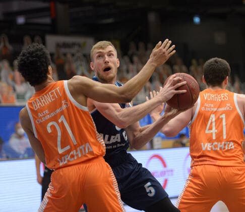 Jordan BARNETT 21 Rasta Vechta , Niels GIFFEY 5 Alba Berlin Rasta Vechta vs Alba Berlin, Basketball, easyCredit BBL Bundesliga, 30 04 2021, 31 Matchday, Season 2020 2021 Copyright xErikxHillmer EIBNERx EP ehr Rasta Vechta vs Alba Berlin, Basketball, easyCredit BBL Bundesliga, 30 04 2021, 31 Matchday, Season 2020 2021 Vechta Copyright: xErikxHillmer EIBNERx EP_ehr