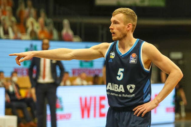Basketball Bundesliga 31 Matchday RASTA Vechta ALBA Berlin on 30 04 2021 at the RASTA Dome in Vechta Niels Giffey Alba Berlin 5 gestures UR