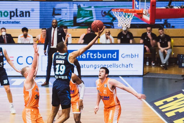 easyCredit BBL 31 Matchday RASTA Vechta vs ALBA BERLIN, 30 04 2021 Louis Olinde ALBA BERLIN, 19 , Will Vorhees RASTA Vechta, 41 , Robin Manuel Christen RASTA Vechta, 33 easyCredit BBL 31 Matchday RASTA Vechta vs ALBA BERLIN on 30 04 2021 in Vechta RASTA Dome , Germany, Copyright: xBEAUTIFULxSPORTS Neddermannx