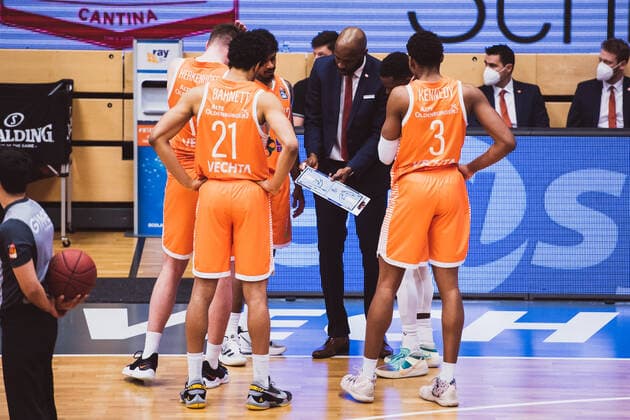 easyCredit BBL 31 Matchday RASTA Vechta vs ALBA BERLIN, 30 04 2021 Philipp Herkenhoff RASTA Vechta, 14 , Jordan Kahlil Barnett RASTA Vechta, 21 , Edgar Sosa RASTA Vechta, 12 , Derrick Allen RASTA Vechta, Head Coach , Joshua Adam Young RASTA Vechta, 8 , ShaMarkus Kennedy RASTA Vechta, 3 easyCredit BBL 31 Spieltag RASTA Vechta vs ALBA BERLIN am 30 04 2021 in Vechta RASTA Dome , Germany, Copyright: xBEAUTIFULxSPORTS Neddermannx