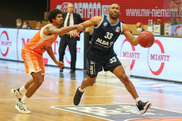 Basketball Bundesliga 31 Matchday RASTA Vechta ALBA Berlin on 30 04 2021 at the RASTA Dome in Vechta Jayson Granger Alba Berlin 33 against Edgar Sosa Rasta Vechta 12 UR