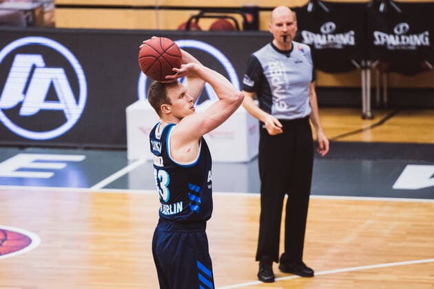 easyCredit BBL 31 Matchday RASTA Vechta vs ALBA BERLIN, 30 04 2021 Luke Sikma ALBA BERLIN, 43 easyCredit BBL 31 Matchday RASTA Vechta vs ALBA BERLIN on 30 04 2021 in Vechta RASTA Dome , Germany, Copyright: xBEAUTIFULxSPORTS Neddermannx