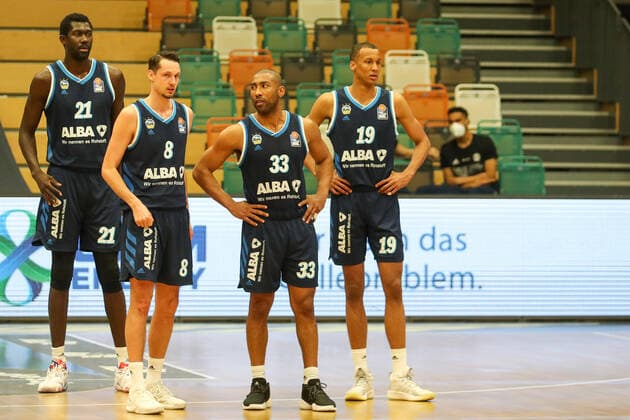 Basketball Bundesliga 31 matchday RASTA Vechta ALBA Berlin on 30 04 2021 at the RASTA Dome in Vechta Christ Koumadje Alba Berlin 21 , Marcus Eriksson Alba Berlin 8 , Jayson Granger Alba Berlin 33 and Louis Olinde Alba Berlin 19 are dissatisfied, disappointed, disappointed, depressed UR
