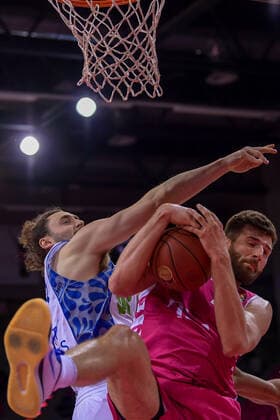 easyCredit BBL, Telekom Baskets Bonn vs Fraport Skyliners, 30 04 2021 Leon Kratzer Telekom Baskets Bonn, 21 , Marco Völler Fraport Skyliners, 33 , easyCredit BBL, Telekom Baskets Bonn vs Fraport Skyliners on 30 04 2021 at the Telekom Dome Bonn, Bonn Nordrhein Westfalen Copyright: xBEAUTIFULxSPORTS Mueller-Laschetx