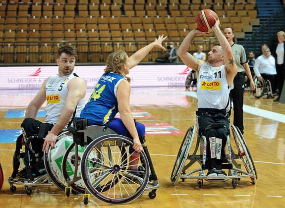 30 04 2021, xovx, Wheelchair Basketball Champions Cup 2021, RSV Lahn Dill BSR ACE Gran Canaria v l Simon Brown RSV Lahn Dill , Rose Hollermann BSR ACE Gran Canaria , Steve Serio RSV Lahn Dill Wetzlar Rittal Arena Hessen Germany EN