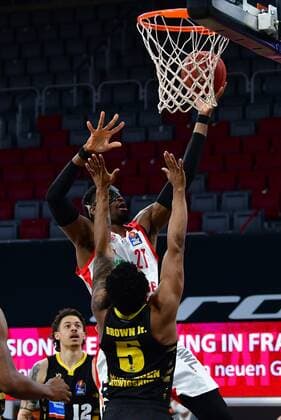BAMBERG 30 04 2021 Basketball easycredit 1 Basketball Bundesliga 31 matchday Brose Bamberg vs MHP Riesen Luswigsburg Shevon Thompson 27, Brose Bamberg with a basket shot against Barry Brown Jr 5, MHP Riesen Ludwigsburg Photo Hans Martin Issler isslerimages Brose Bamberg vs MHP Riesen Luswigsburg