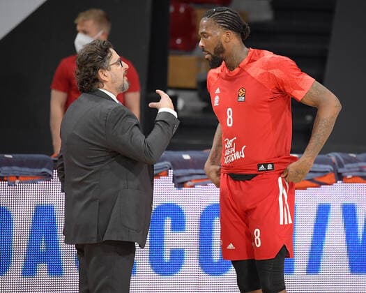 30 04 2021, xemx, Basketball Turkish Airlines Euroleague Game 4, FC Bayern Muenchen Basketball AX Armani Exchange Milan emspor, v l Head Coach Andrea Trinchieri FC Bayern Basketball , Jalen Reynolds FC Bayern Basketball Muenchen