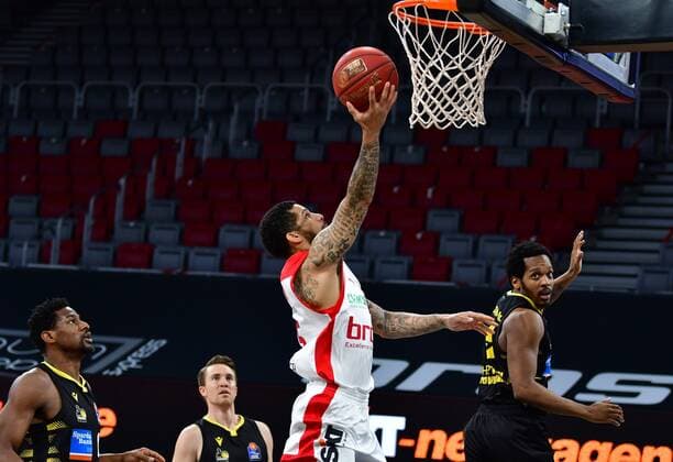 BAMBERG 30 04 2021 Basketball easycredit 1 Basketball Bundesliga 31 Matchday Brose Bamberg vs MHP Riesen Luswigsburg Tyler Larson 55, Brose Bamberg with a basket against Barry Brown Jr 5, MHP Riesen Ludwigsburg and Yorman Polas Bartolo 13, MHP Riesen Ludwigsburg Photo Hans Martin Issler isslerimages Brose Bamberg vs MHP Riesen Luswigsburg