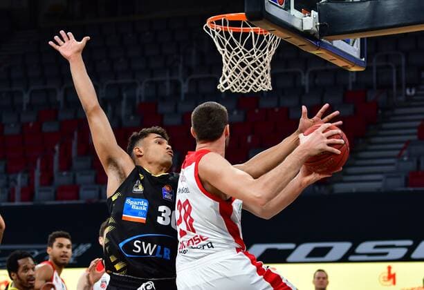 BAMBERG 30 04 2021 basketball easycredit 1 basketball Bundesliga 31 matchday Brose Bamberg vs MHP Riesen Luswigsburg Oscar da Silva 30, MHP Riesen Ludwigsburg defends against Chase Fieler 20, Brose Bamberg photo Hans Martin Issler isslerimages Brose Bamberg vs MHP Riesen Luswigsburg